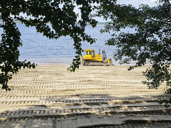 В Самаре ровняют песок на пляже у "Ладьи"
