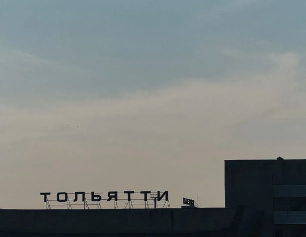 На центральной площади Тольятти высадили деревья и запустили автополив