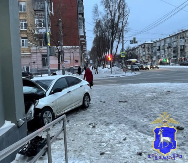 В Самаре Hyundai Solaris уходил от столкновения и врезался в жилой дом