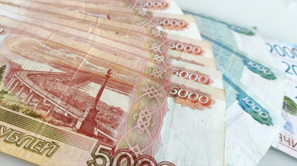 Жительница Самары получила штраф за контрабанду сапфиров и бриллиантов