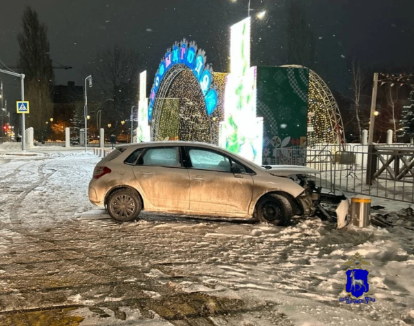В Самаре женщина на Citroеn C4 врезалась в отбойник на площади Куйбышева