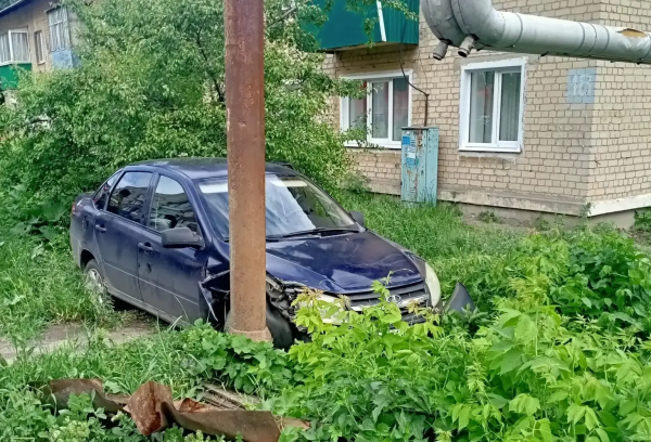 В Октябрьске 27 мая "Гранта" вылетела с дороги и врезалась в столб