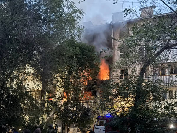 Пожар 14 июня на 22-го Партсъезда в Самаре: огонь из магазина перекинулся на жилой дом