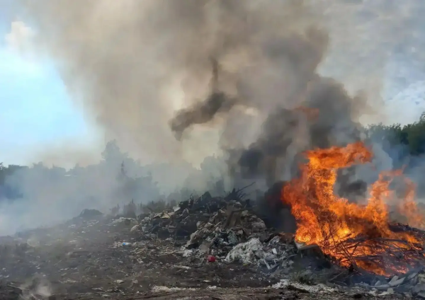Под Самарой 14 пожарных тушат полыхающую свалку на 300 квадратных метрах