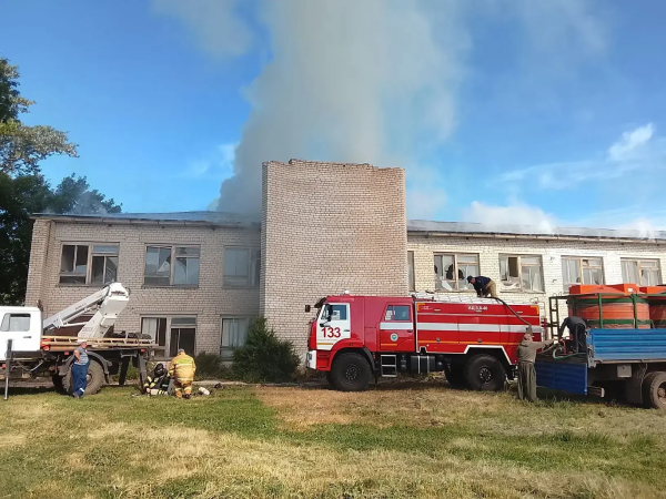 В Августовке утром 1 июня вспыхнуло здание старой больницы