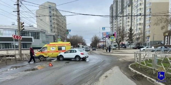Иномарка влетела в машину скорой помощи утром 6 апреля в Самаре