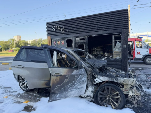 В Тольятти огонь с горящего BMW перекинулся на автокофейню