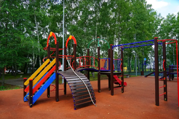 В Новой Рачейке завершают благоустройство детской площадки