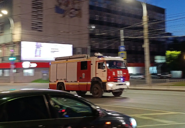 Двухэтажная "заброшка" полыхала в Железнодорожном районе Самары 