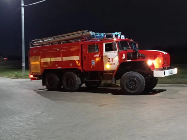 Огонь охватил 300 "квадратов" частного дома в Самаре