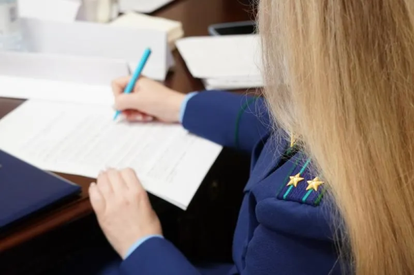 Изрезала ножом и выбросила из окна: в Самаре на 17 лет посадили женщину, жестоко убившую возлюбленного